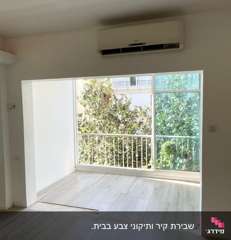 רצפת עץ חדשה עם פתח לא גמור